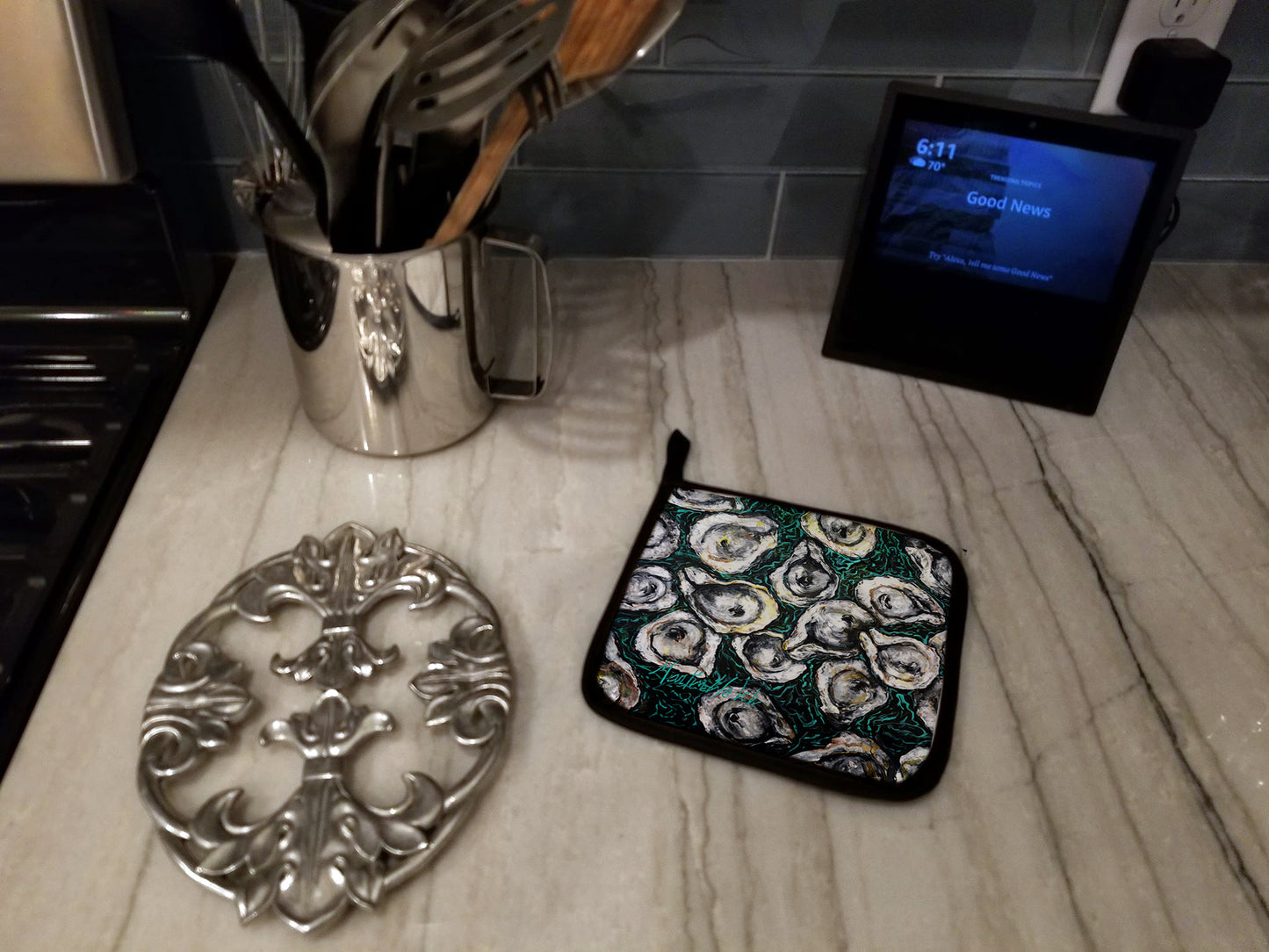 Oyster Lily Pair of Pot Holders