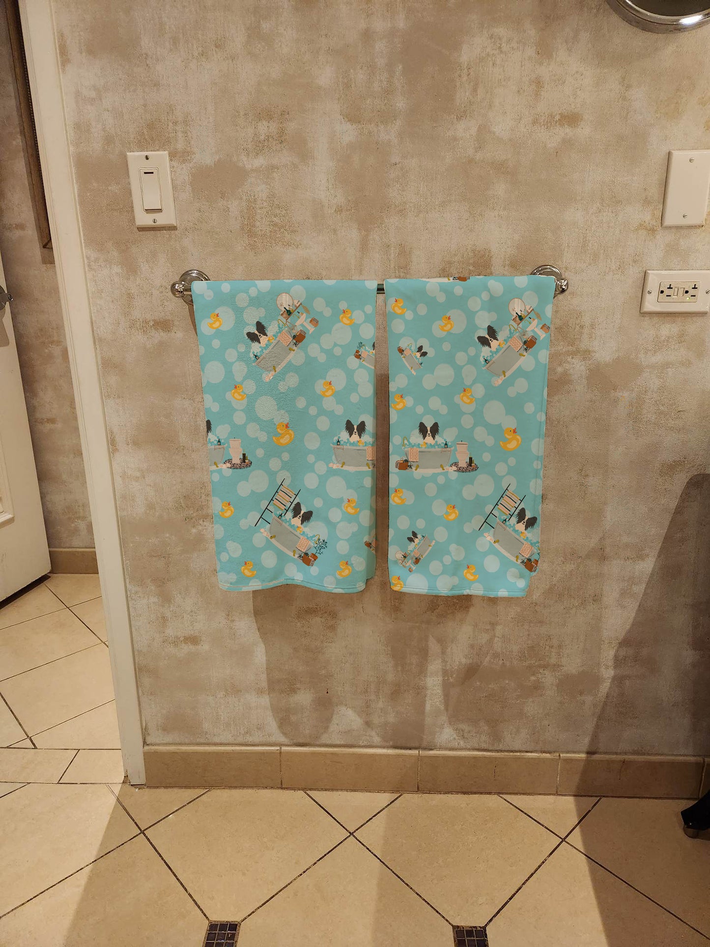 Black White Papillon in Bathtub Bath Towel Large
